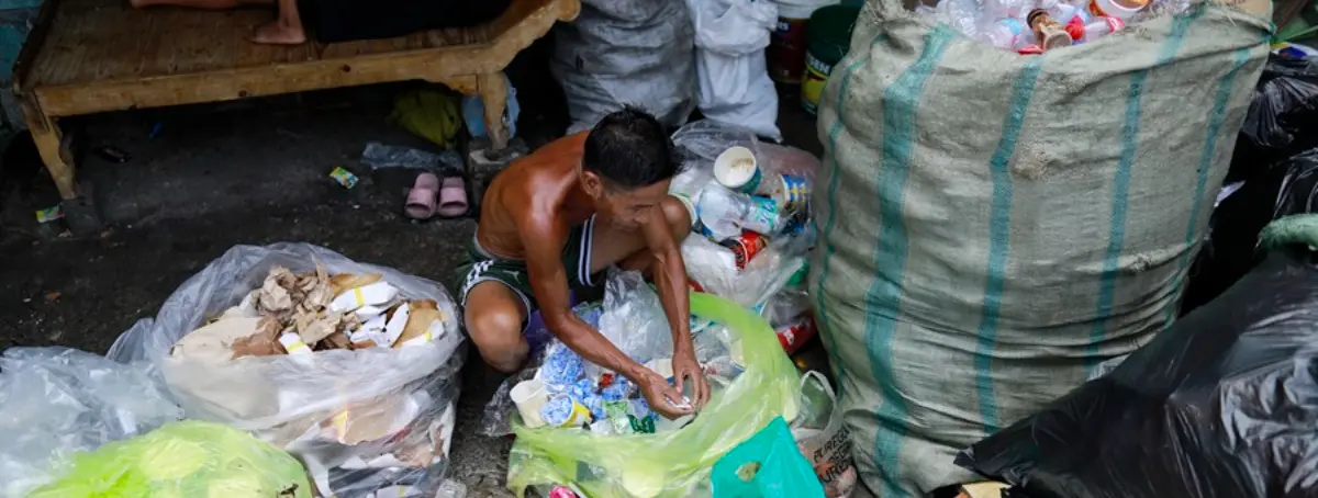 Entramos en el barrio marginal más grande de Manila en el que los niños cocinan basura para sobrevivir