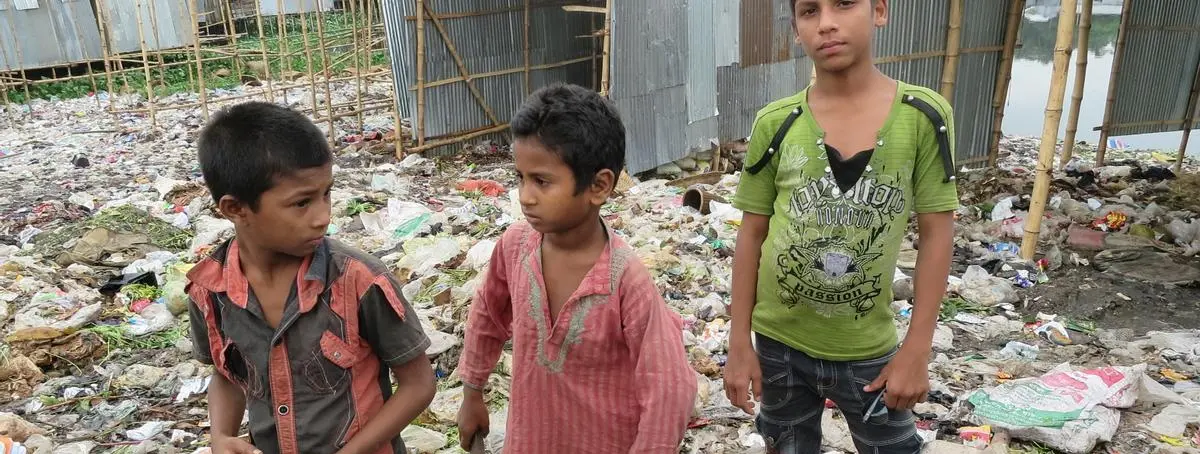 Dentro de las fábricas de Bangladesh donde trabajan niños en condiciones inhumanas para las marcas de moda