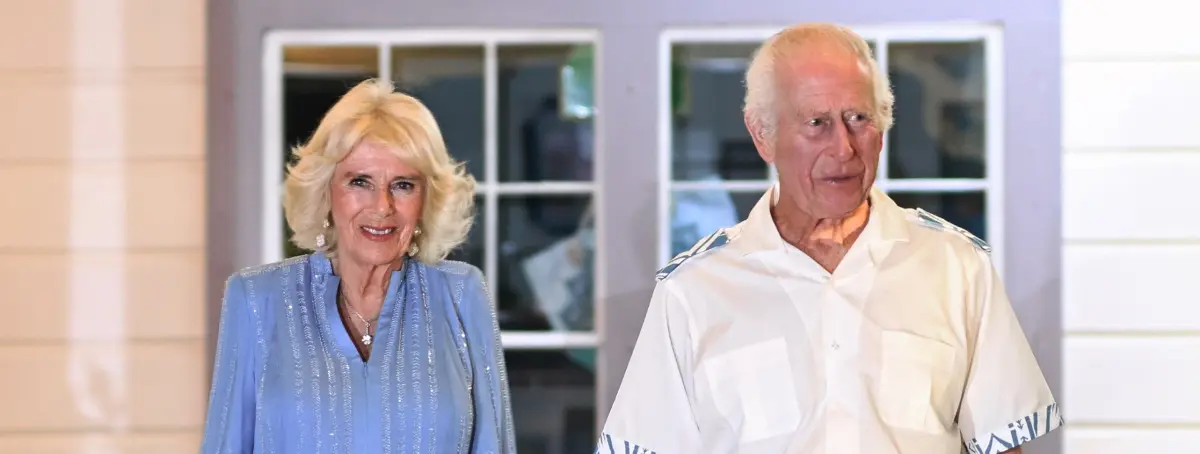 Carlos III ha prohibido el alcohol en la cena de Navidad, por culpa de las adicciones de Camilla Parker Bowles