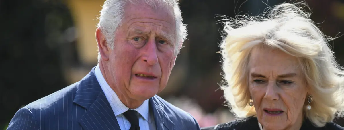 Carlos III traiciona la última voluntad de Isabel II por orden de Camilla Parker Bowles, Harry no podrá volver