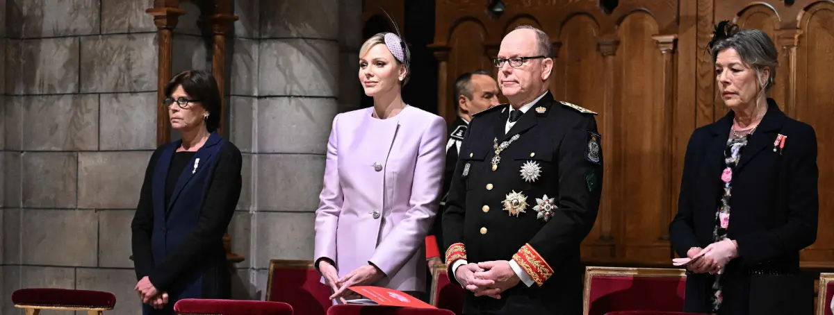 Estefanía de Mónaco y Carolina de Mónaco, obligadas a convivir por orden de Alberto II, se llevan a matar