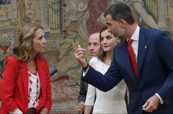 La infanta Elena se reúne con su hermano para pactar una salida incómoda de la familia