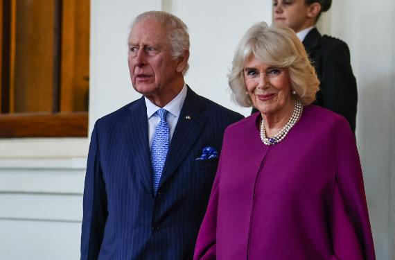 Isabel II advirtió a Carlos III de que las adicciones de Camilla Parker Bowles serían un problema