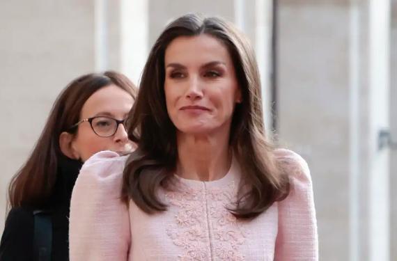 Letizia realiza pagos de 3.000 euros mensuales a la misma familia desde hace 17 años