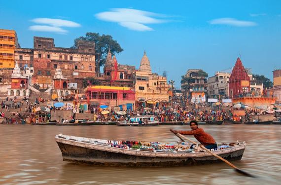 Varanasi, la ciudad sagrada de la India poblada por caníbales que comen cuerpos humanos