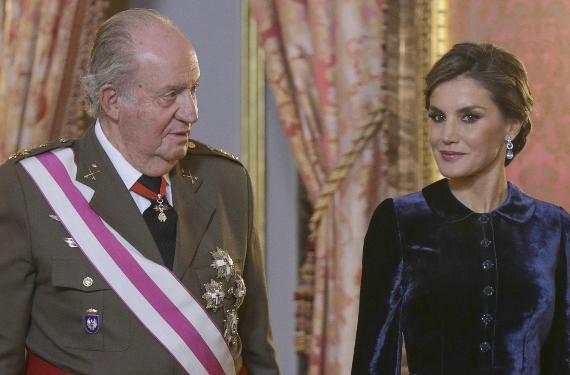 Juan Carlos I fue informado de las fiestas con excesos de Letizia en un piso de Madrid