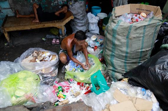 Entramos en el barrio marginal más grande de Manila en el que los niños cocinan basura para sobrevivir