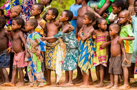 La vida de un africano rico con 3 esposas y 19 hijos en uno de los países más pobres de África