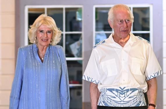 Carlos III ha prohibido el alcohol en la cena de Navidad, por culpa de las adicciones de Camilla Parker Bowles