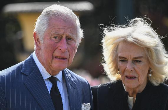 Carlos III traiciona la última voluntad de Isabel II por orden de Camilla Parker Bowles, Harry no podrá volver