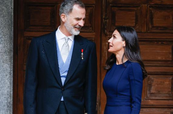 Zarzuela pide a Letizia que se muestre enamorada de Felipe VI en público