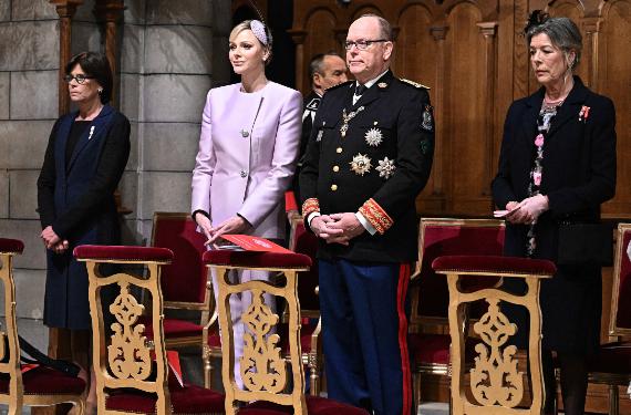 Estefanía de Mónaco y Carolina de Mónaco, obligadas a convivir por orden de Alberto II, se llevan a matar