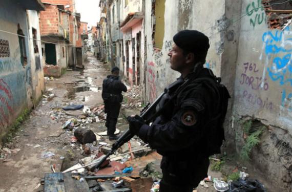 Sobrevive en una fiesta ilegal en la favela más peligroso de Río de Janeiro