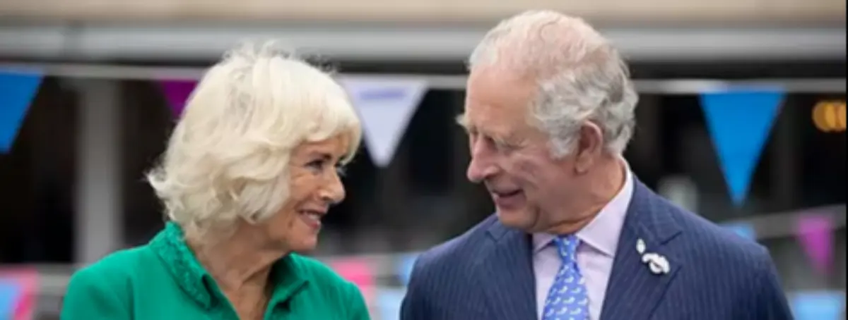 El hijo de Camilla Parker Bowles acusa a Guillermo de Gales de maltratar a su madre y a Carlos III