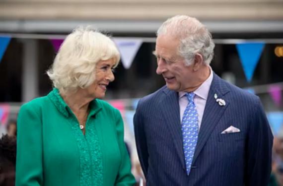 El hijo de Camilla Parker Bowles acusa a Guillermo de Gales de maltratar a su madre y a Carlos III