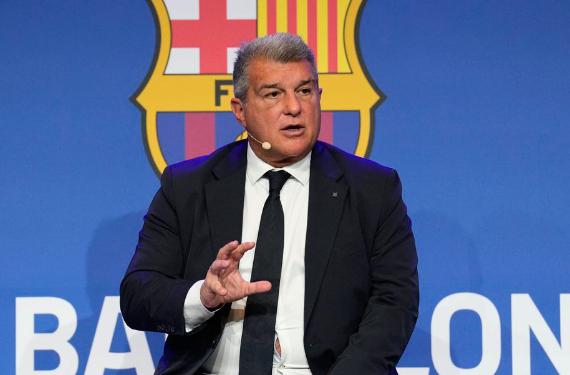 De besar el escudo del Real Madrid a ser ofrecido a Joan Laporta para ser el fichaje inmediato del Barça