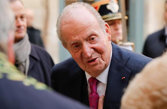 Juan Carlos I explica a sus dos hijas que la enfermedad le está venciendo